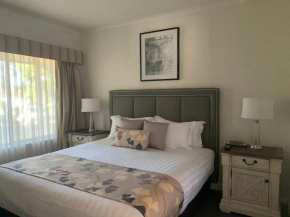 Отель Blazing Stump Motel & Suites  Уодонга